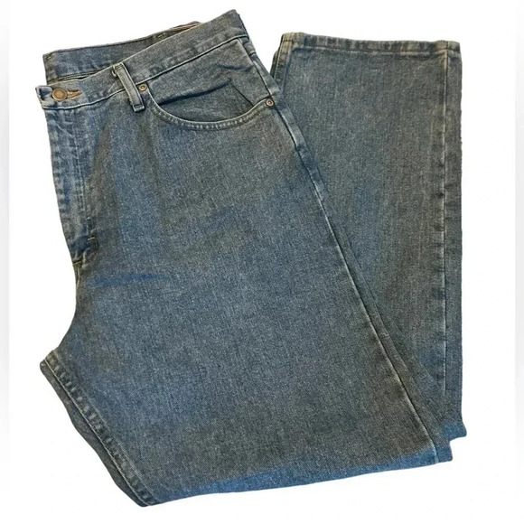 WRANGLER Men's Relaxed Fit Jeans 40 X 30 (tag =38 X 30) Zip Fly Light Wash Denim - Picture 1 of 11